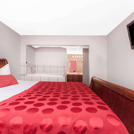 รามาดา บาย วินด์แฮม เฮนเดอร์สัน/อีแวนส์วิลล์ Hotel ภายนอก รูปภาพ