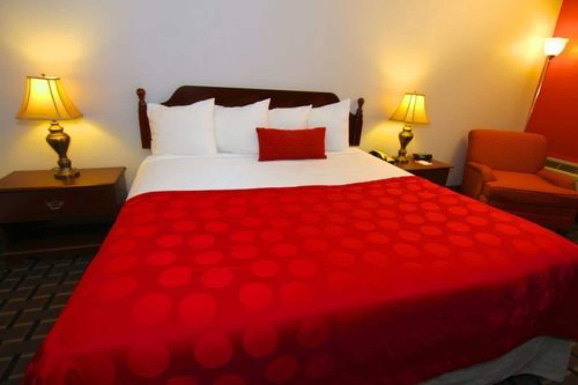 รามาดา บาย วินด์แฮม เฮนเดอร์สัน/อีแวนส์วิลล์ Hotel ภายนอก รูปภาพ