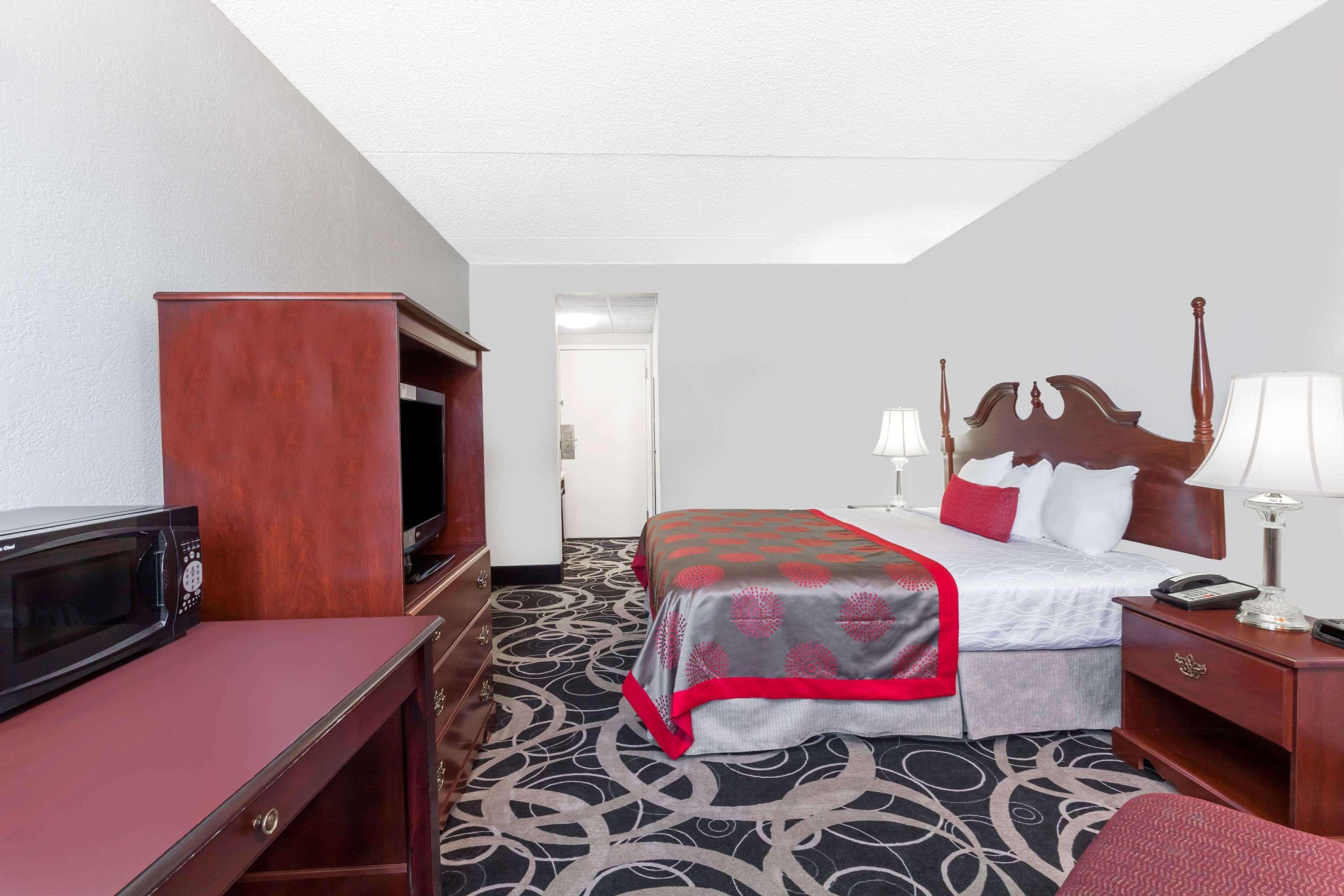 รามาดา บาย วินด์แฮม เฮนเดอร์สัน/อีแวนส์วิลล์ Hotel ภายนอก รูปภาพ