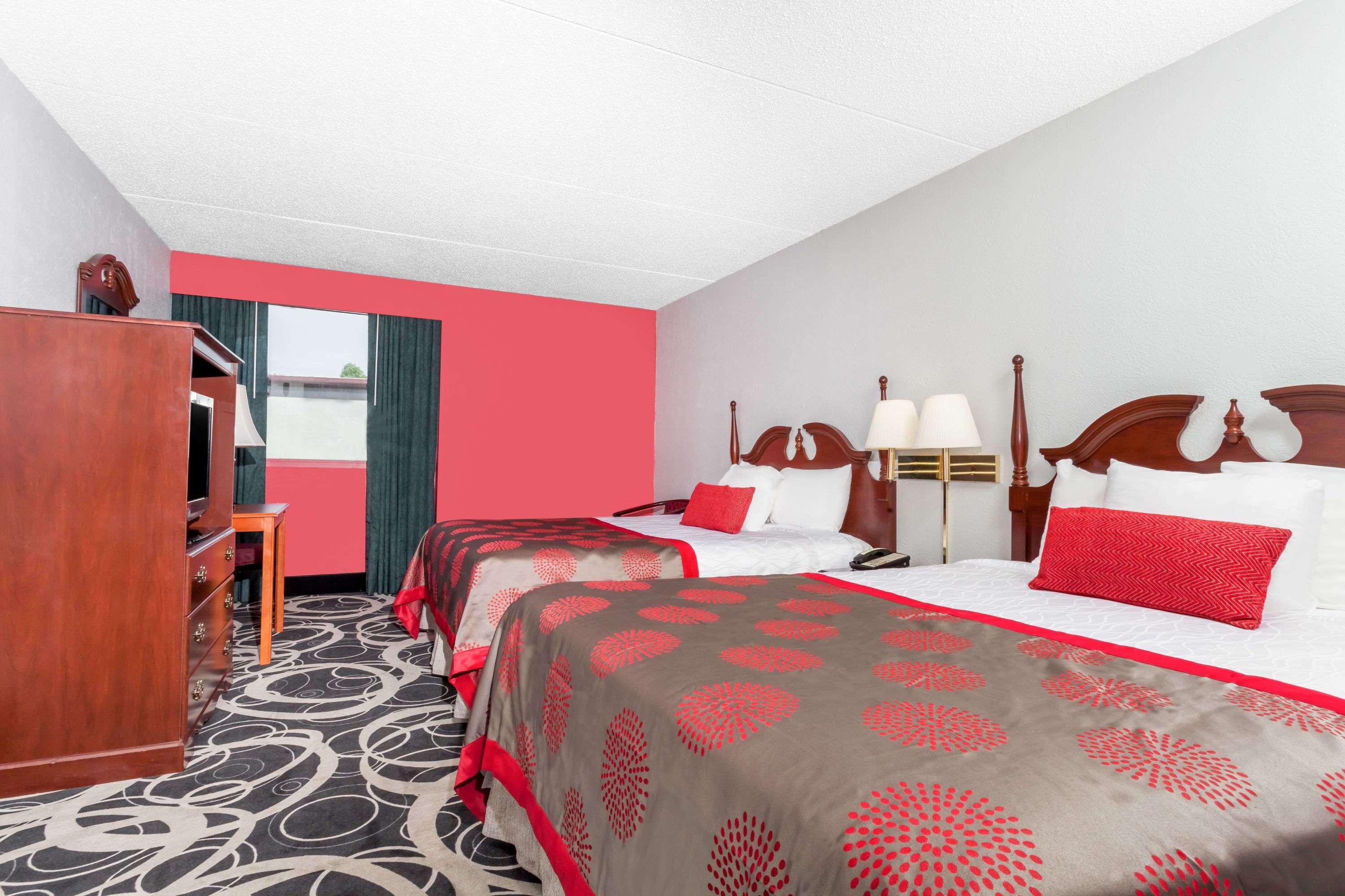 รามาดา บาย วินด์แฮม เฮนเดอร์สัน/อีแวนส์วิลล์ Hotel ภายนอก รูปภาพ