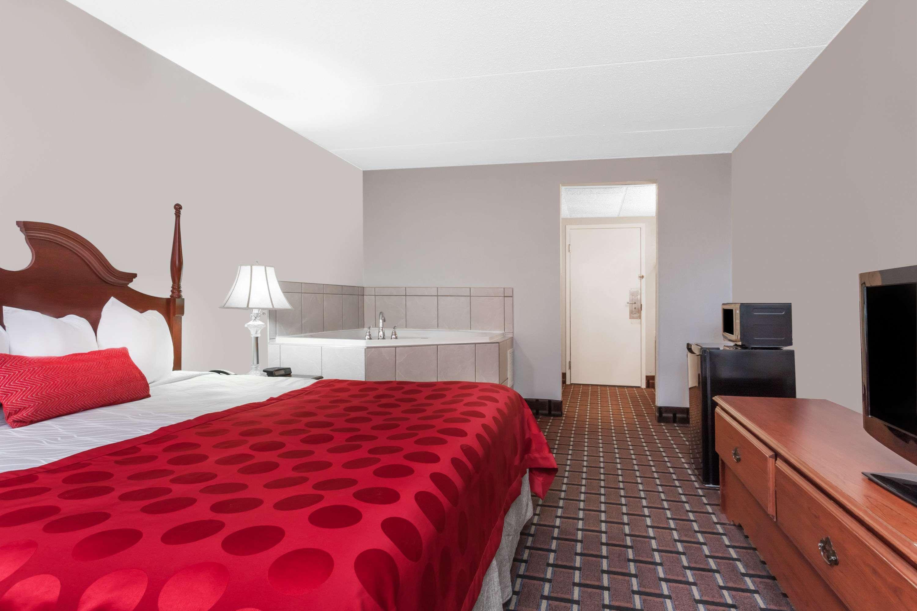 รามาดา บาย วินด์แฮม เฮนเดอร์สัน/อีแวนส์วิลล์ Hotel ภายนอก รูปภาพ