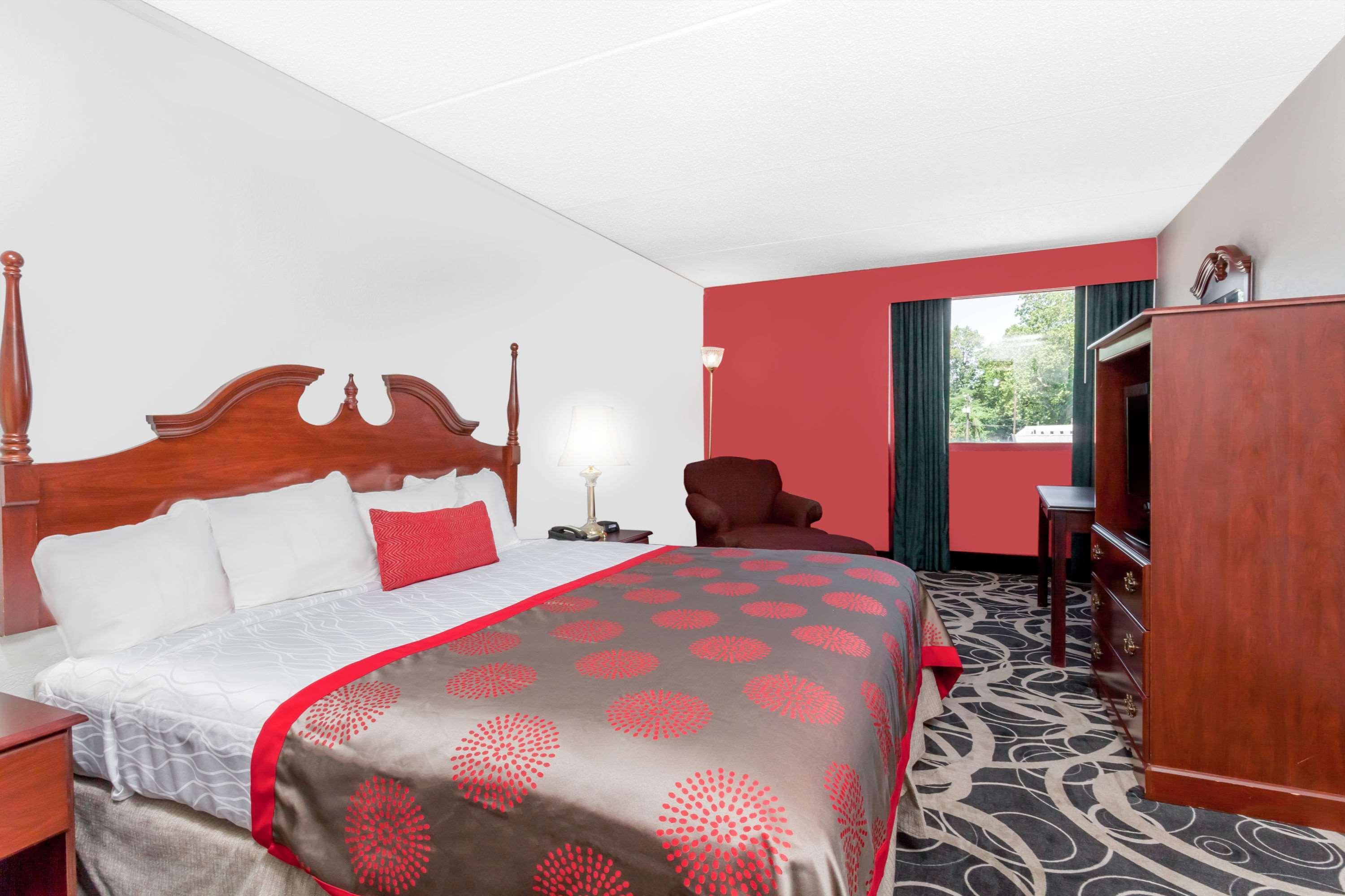 รามาดา บาย วินด์แฮม เฮนเดอร์สัน/อีแวนส์วิลล์ Hotel ภายนอก รูปภาพ