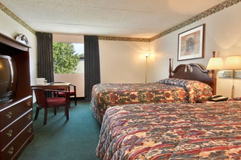 รามาดา บาย วินด์แฮม เฮนเดอร์สัน/อีแวนส์วิลล์ Hotel ภายนอก รูปภาพ