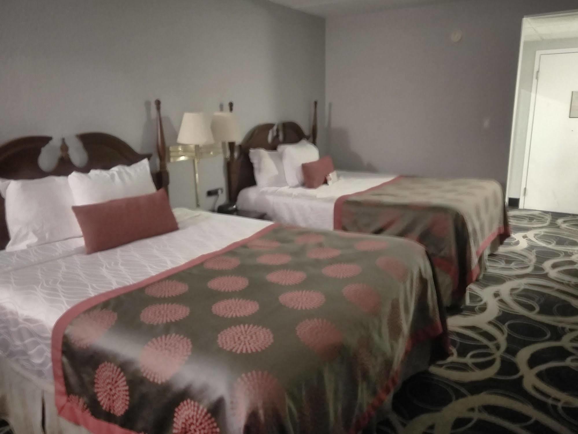 รามาดา บาย วินด์แฮม เฮนเดอร์สัน/อีแวนส์วิลล์ Hotel ภายนอก รูปภาพ